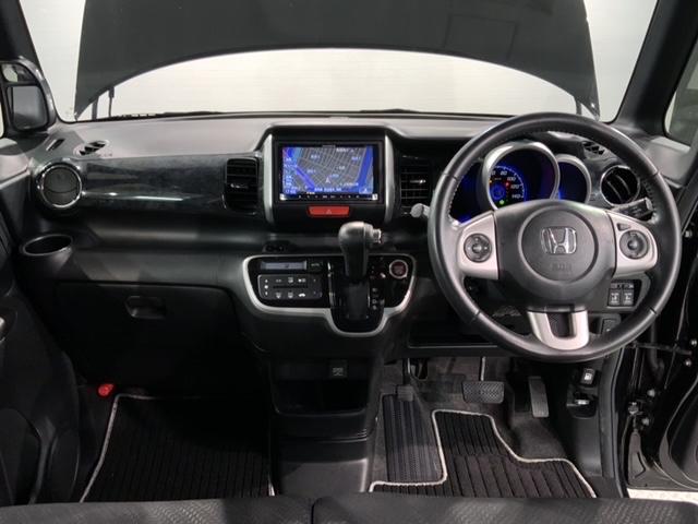 使いやすいレイアウトのダッシュボード周辺です。オートエアコンや小物入れなど嬉しい装備が満載です。