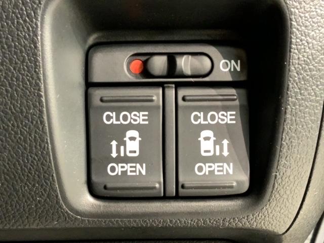 左右両側パワースライドドアが付いています。ワンタッチで簡単にお子様でも、お年寄りの方でも、開閉できますからとても便利です。キーレスや車内スイッチでも自動でドアの開閉ができます。