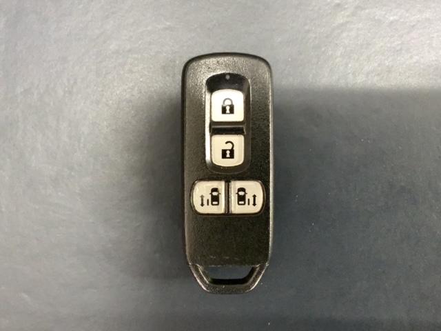 スマートキーは鍵をバッグに入れたままでもドアロックの開閉やエンジンのＯＮ・ＯＦＦができます。夜間や雨の日も鍵を探さなくて良いので便利です。