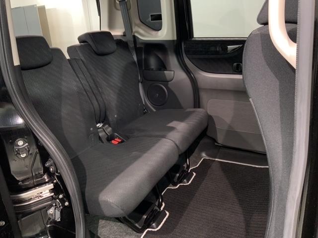 後席も余裕の広さ！ゆったりくつろげます！！