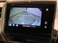 リバースギアに入れるだけで後方の表示へ切り替わります。夜間や雨の日の駐車も楽になりますよ。 7