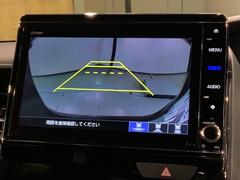 リバースギアに入れるだけで後方の表示へ切り替わります。夜間や雨の日の駐車も楽になりますよ。 7