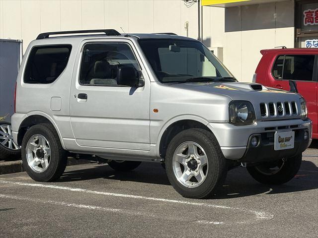 ジムニー ＸＣ　５ＭＴ　ターボ　４ＷＤ　社外オーディオ　ＡＭ　ＦＭ　ＣＤ　ハロゲンヘッドライト　フロントフォグランプ　エアコン　エアバック　パワーウィンドウ　純正アルミホイール　パワーステアリング（2枚目）