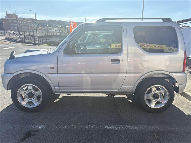 ジムニー ＸＣ　５ＭＴ　ターボ　４ＷＤ　社外オーディオ　ＡＭ　ＦＭ　ＣＤ　ハロゲンヘッドライト　フロントフォグランプ　エアコン　エアバック　パワーウィンドウ　純正アルミホイール　パワーステアリング（5枚目）