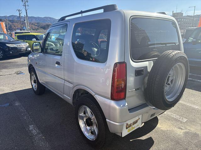 ジムニー ＸＣ　５ＭＴ　ターボ　４ＷＤ　社外オーディオ　ＡＭ　ＦＭ　ＣＤ　ハロゲンヘッドライト　フロントフォグランプ　エアコン　エアバック　パワーウィンドウ　純正アルミホイール　パワーステアリング（6枚目）