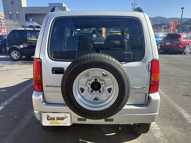 ジムニー ＸＣ　５ＭＴ　ターボ　４ＷＤ　社外オーディオ　ＡＭ　ＦＭ　ＣＤ　ハロゲンヘッドライト　フロントフォグランプ　エアコン　エアバック　パワーウィンドウ　純正アルミホイール　パワーステアリング（7枚目）