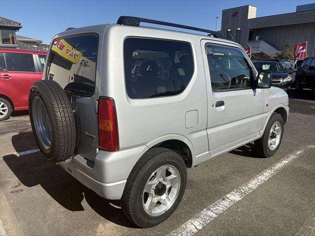 ジムニー ＸＣ　５ＭＴ　ターボ　４ＷＤ　社外オーディオ　ＡＭ　ＦＭ　ＣＤ　ハロゲンヘッドライト　フロントフォグランプ　エアコン　エアバック　パワーウィンドウ　純正アルミホイール　パワーステアリング（8枚目）