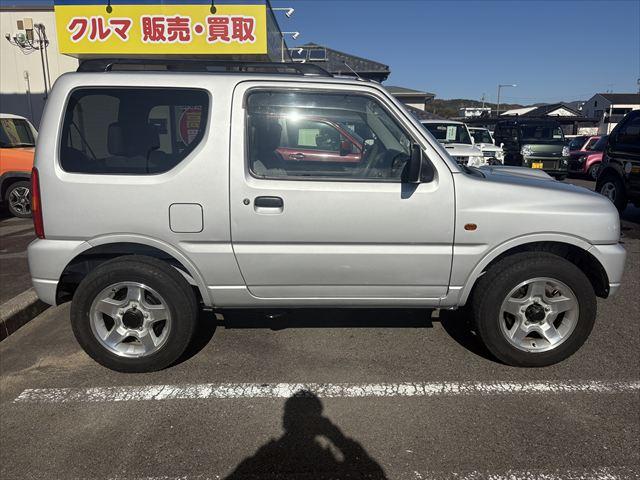 ジムニー ＸＣ　５ＭＴ　ターボ　４ＷＤ　社外オーディオ　ＡＭ　ＦＭ　ＣＤ　ハロゲンヘッドライト　フロントフォグランプ　エアコン　エアバック　パワーウィンドウ　純正アルミホイール　パワーステアリング（9枚目）