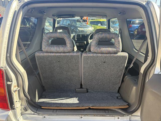 ジムニー ＸＣ　５ＭＴ　ターボ　４ＷＤ　社外オーディオ　ＡＭ　ＦＭ　ＣＤ　ハロゲンヘッドライト　フロントフォグランプ　エアコン　エアバック　パワーウィンドウ　純正アルミホイール　パワーステアリング（10枚目）