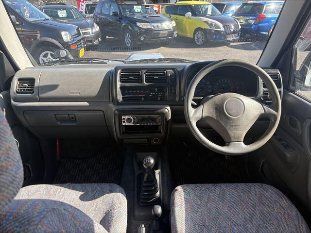 ジムニー ＸＣ　５ＭＴ　ターボ　４ＷＤ　社外オーディオ　ＡＭ　ＦＭ　ＣＤ　ハロゲンヘッドライト　フロントフォグランプ　エアコン　エアバック　パワーウィンドウ　純正アルミホイール　パワーステアリング（13枚目）