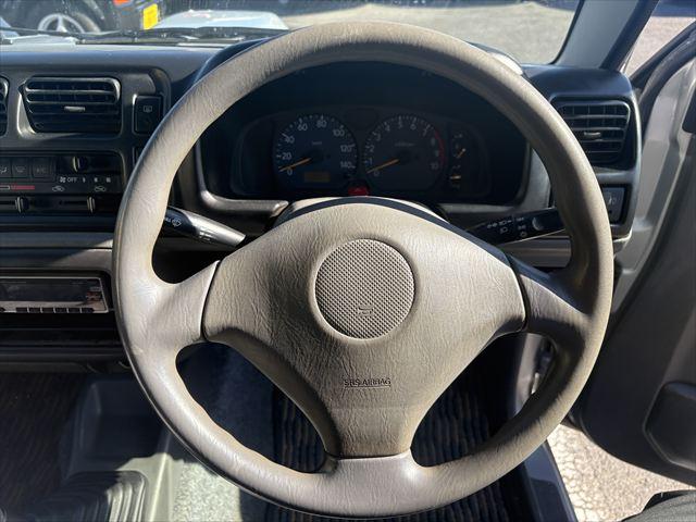ジムニー ＸＣ　５ＭＴ　ターボ　４ＷＤ　社外オーディオ　ＡＭ　ＦＭ　ＣＤ　ハロゲンヘッドライト　フロントフォグランプ　エアコン　エアバック　パワーウィンドウ　純正アルミホイール　パワーステアリング（14枚目）