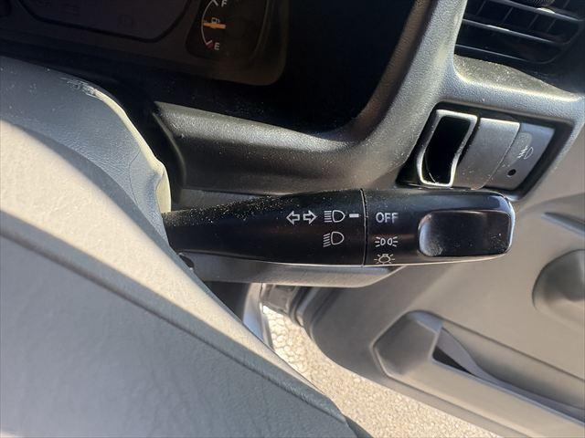 ジムニー ＸＣ　５ＭＴ　ターボ　４ＷＤ　社外オーディオ　ＡＭ　ＦＭ　ＣＤ　ハロゲンヘッドライト　フロントフォグランプ　エアコン　エアバック　パワーウィンドウ　純正アルミホイール　パワーステアリング（15枚目）