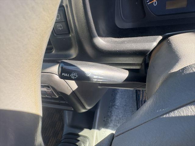 ジムニー ＸＣ　５ＭＴ　ターボ　４ＷＤ　社外オーディオ　ＡＭ　ＦＭ　ＣＤ　ハロゲンヘッドライト　フロントフォグランプ　エアコン　エアバック　パワーウィンドウ　純正アルミホイール　パワーステアリング（16枚目）