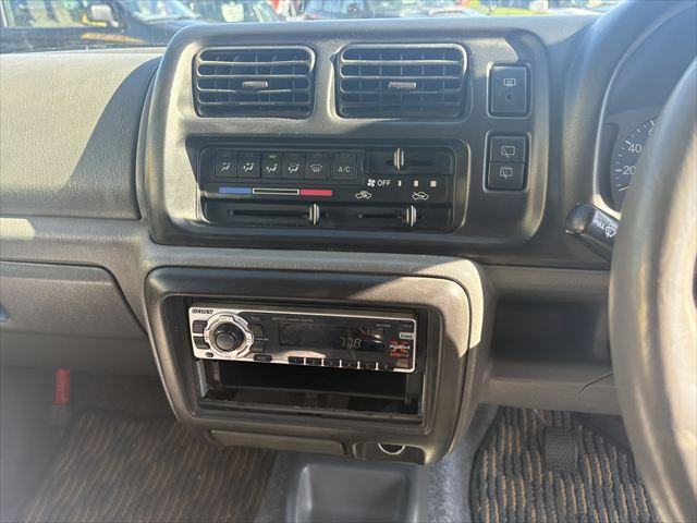 ジムニー ＸＣ　５ＭＴ　ターボ　４ＷＤ　社外オーディオ　ＡＭ　ＦＭ　ＣＤ　ハロゲンヘッドライト　フロントフォグランプ　エアコン　エアバック　パワーウィンドウ　純正アルミホイール　パワーステアリング（17枚目）