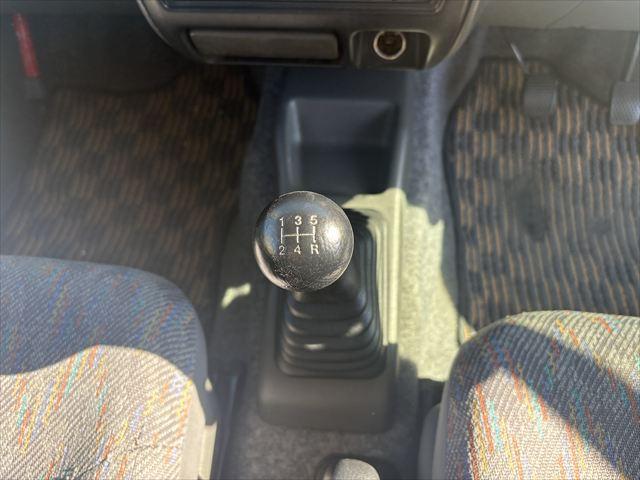 ジムニー ＸＣ　５ＭＴ　ターボ　４ＷＤ　社外オーディオ　ＡＭ　ＦＭ　ＣＤ　ハロゲンヘッドライト　フロントフォグランプ　エアコン　エアバック　パワーウィンドウ　純正アルミホイール　パワーステアリング（18枚目）