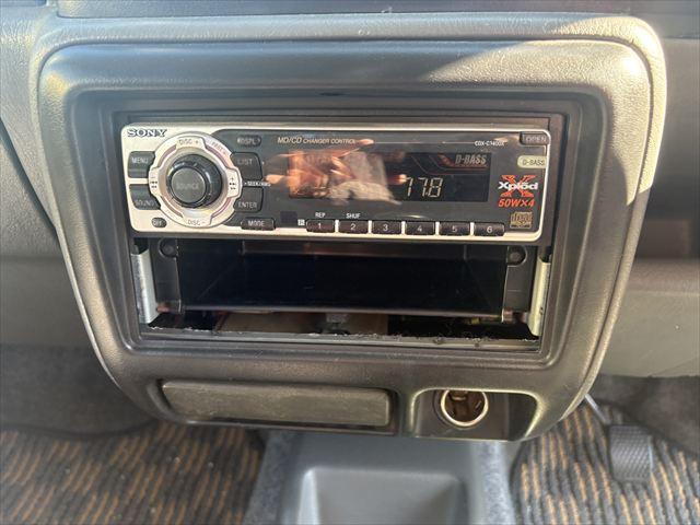 ジムニー ＸＣ　５ＭＴ　ターボ　４ＷＤ　社外オーディオ　ＡＭ　ＦＭ　ＣＤ　ハロゲンヘッドライト　フロントフォグランプ　エアコン　エアバック　パワーウィンドウ　純正アルミホイール　パワーステアリング（19枚目）