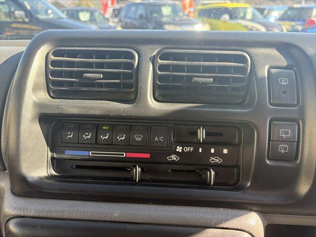 ジムニー ＸＣ　５ＭＴ　ターボ　４ＷＤ　社外オーディオ　ＡＭ　ＦＭ　ＣＤ　ハロゲンヘッドライト　フロントフォグランプ　エアコン　エアバック　パワーウィンドウ　純正アルミホイール　パワーステアリング（20枚目）