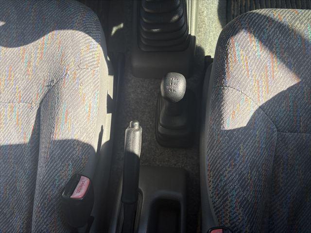 ジムニー ＸＣ　５ＭＴ　ターボ　４ＷＤ　社外オーディオ　ＡＭ　ＦＭ　ＣＤ　ハロゲンヘッドライト　フロントフォグランプ　エアコン　エアバック　パワーウィンドウ　純正アルミホイール　パワーステアリング（21枚目）