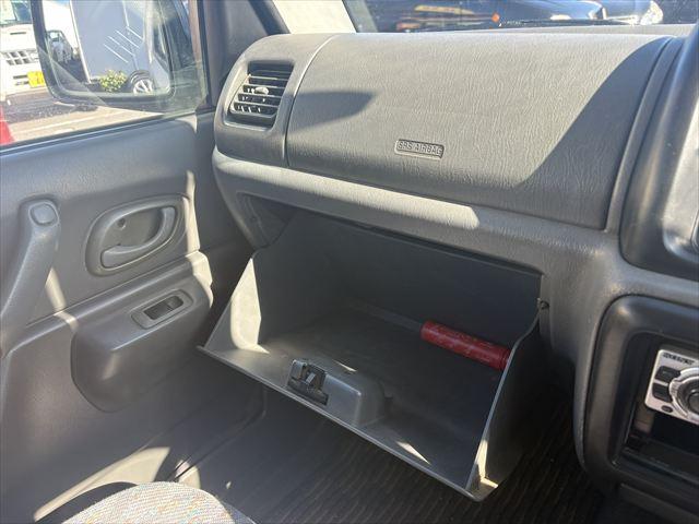 ジムニー ＸＣ　５ＭＴ　ターボ　４ＷＤ　社外オーディオ　ＡＭ　ＦＭ　ＣＤ　ハロゲンヘッドライト　フロントフォグランプ　エアコン　エアバック　パワーウィンドウ　純正アルミホイール　パワーステアリング（22枚目）