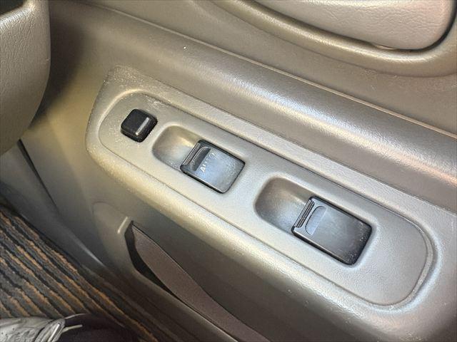 ジムニー ＸＣ　５ＭＴ　ターボ　４ＷＤ　社外オーディオ　ＡＭ　ＦＭ　ＣＤ　ハロゲンヘッドライト　フロントフォグランプ　エアコン　エアバック　パワーウィンドウ　純正アルミホイール　パワーステアリング（24枚目）