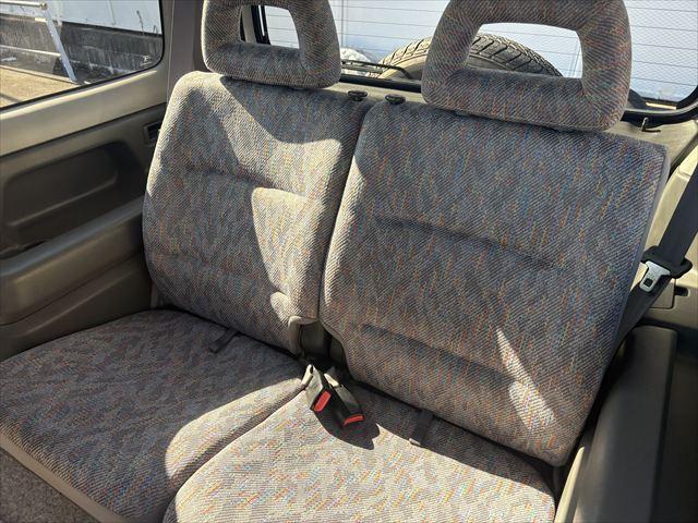 ジムニー ＸＣ　５ＭＴ　ターボ　４ＷＤ　社外オーディオ　ＡＭ　ＦＭ　ＣＤ　ハロゲンヘッドライト　フロントフォグランプ　エアコン　エアバック　パワーウィンドウ　純正アルミホイール　パワーステアリング（26枚目）