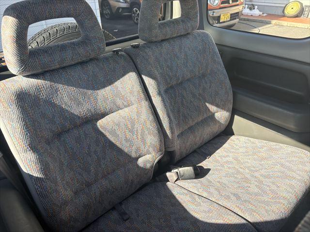 ジムニー ＸＣ　５ＭＴ　ターボ　４ＷＤ　社外オーディオ　ＡＭ　ＦＭ　ＣＤ　ハロゲンヘッドライト　フロントフォグランプ　エアコン　エアバック　パワーウィンドウ　純正アルミホイール　パワーステアリング（28枚目）