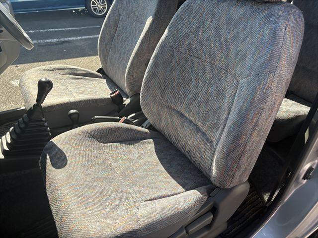 ジムニー ＸＣ　５ＭＴ　ターボ　４ＷＤ　社外オーディオ　ＡＭ　ＦＭ　ＣＤ　ハロゲンヘッドライト　フロントフォグランプ　エアコン　エアバック　パワーウィンドウ　純正アルミホイール　パワーステアリング（29枚目）