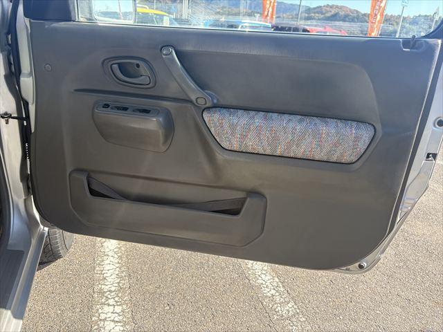 ジムニー ＸＣ　５ＭＴ　ターボ　４ＷＤ　社外オーディオ　ＡＭ　ＦＭ　ＣＤ　ハロゲンヘッドライト　フロントフォグランプ　エアコン　エアバック　パワーウィンドウ　純正アルミホイール　パワーステアリング（30枚目）