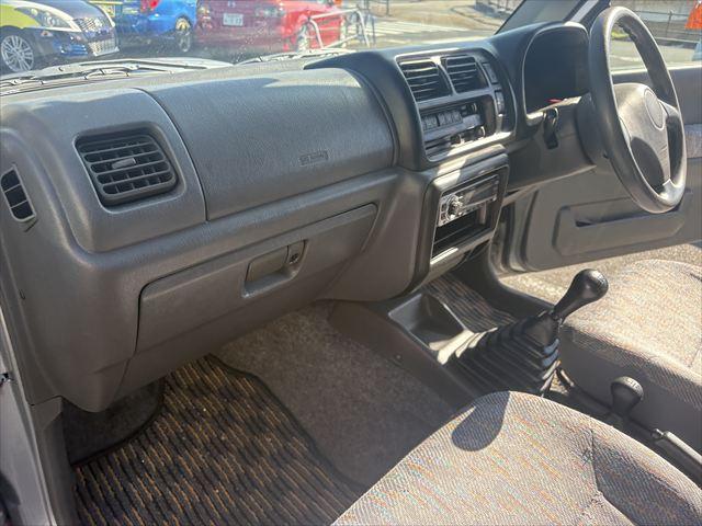 ジムニー ＸＣ　５ＭＴ　ターボ　４ＷＤ　社外オーディオ　ＡＭ　ＦＭ　ＣＤ　ハロゲンヘッドライト　フロントフォグランプ　エアコン　エアバック　パワーウィンドウ　純正アルミホイール　パワーステアリング（31枚目）