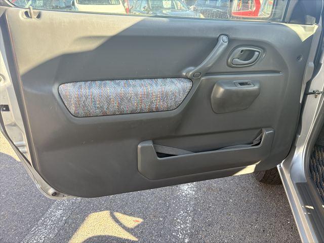 ジムニー ＸＣ　５ＭＴ　ターボ　４ＷＤ　社外オーディオ　ＡＭ　ＦＭ　ＣＤ　ハロゲンヘッドライト　フロントフォグランプ　エアコン　エアバック　パワーウィンドウ　純正アルミホイール　パワーステアリング（32枚目）