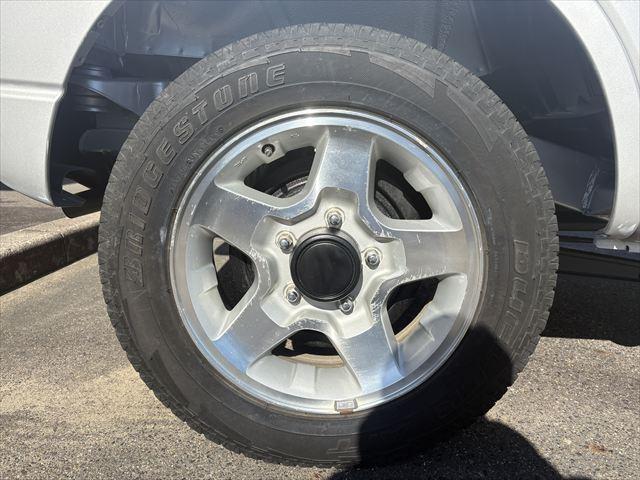 ジムニー ＸＣ　５ＭＴ　ターボ　４ＷＤ　社外オーディオ　ＡＭ　ＦＭ　ＣＤ　ハロゲンヘッドライト　フロントフォグランプ　エアコン　エアバック　パワーウィンドウ　純正アルミホイール　パワーステアリング（44枚目）