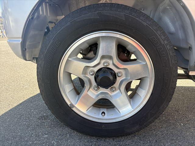 ジムニー ＸＣ　５ＭＴ　ターボ　４ＷＤ　社外オーディオ　ＡＭ　ＦＭ　ＣＤ　ハロゲンヘッドライト　フロントフォグランプ　エアコン　エアバック　パワーウィンドウ　純正アルミホイール　パワーステアリング（46枚目）