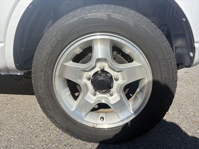 ジムニー ＸＣ　５ＭＴ　ターボ　４ＷＤ　社外オーディオ　ＡＭ　ＦＭ　ＣＤ　ハロゲンヘッドライト　フロントフォグランプ　エアコン　エアバック　パワーウィンドウ　純正アルミホイール　パワーステアリング（47枚目）