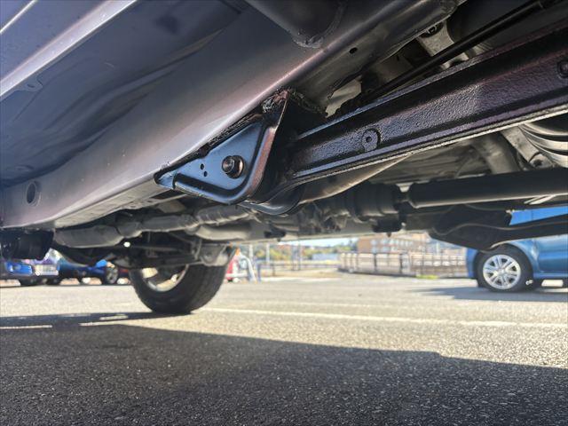 ジムニー ＸＣ　５ＭＴ　ターボ　４ＷＤ　社外オーディオ　ＡＭ　ＦＭ　ＣＤ　ハロゲンヘッドライト　フロントフォグランプ　エアコン　エアバック　パワーウィンドウ　純正アルミホイール　パワーステアリング（48枚目）