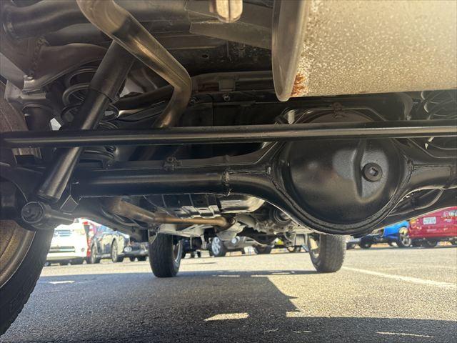 ジムニー ＸＣ　５ＭＴ　ターボ　４ＷＤ　社外オーディオ　ＡＭ　ＦＭ　ＣＤ　ハロゲンヘッドライト　フロントフォグランプ　エアコン　エアバック　パワーウィンドウ　純正アルミホイール　パワーステアリング（49枚目）