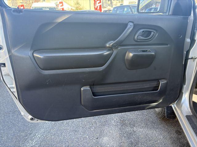 ジムニー ＸＧ　４ＷＤ　ターボ　ＡＴ　オーディオ　ヘットライトレベライザー　パワーウィンドウ　シートヒーター　エアバック　エアコン　社外アルミホイール（32枚目）