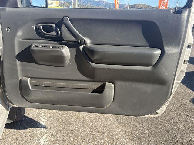 ジムニー ＸＧ　４ＷＤ　ターボ　ＡＴ　オーディオ　ヘットライトレベライザー　パワーウィンドウ　シートヒーター　エアバック　エアコン　社外アルミホイール（33枚目）