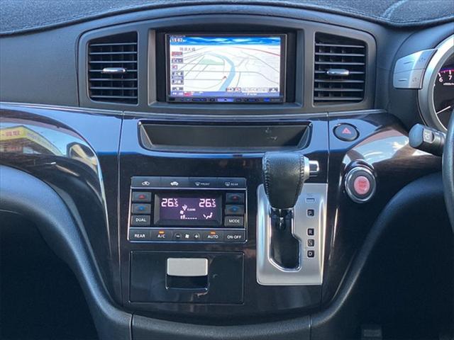 エルグランド ２５０ハイウェイスター　グー故障診断実施済み／車両状態評価書／ナビ／片側電動スライドドア／クリアランスソナー／スマートキー／オートライト／電動格納ミラー／３列シート／オットマン／アルミホイール／記録簿／走行１０．２万キロ（17枚目）