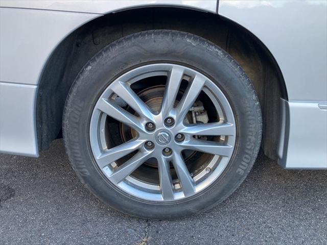 エルグランド ２５０ハイウェイスター　グー故障診断実施済み／車両状態評価書／ナビ／片側電動スライドドア／クリアランスソナー／スマートキー／オートライト／電動格納ミラー／３列シート／オットマン／アルミホイール／記録簿／走行１０．２万キロ（45枚目）