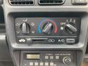 　三方開　軽トラック　５ＭＴ　パワーステアリング　エアコン　運転席エアバッグ　ＡＭラジオ　ヘッドライトレベライザー　ドアバイザー　グローブボックス　保証書（15枚目）