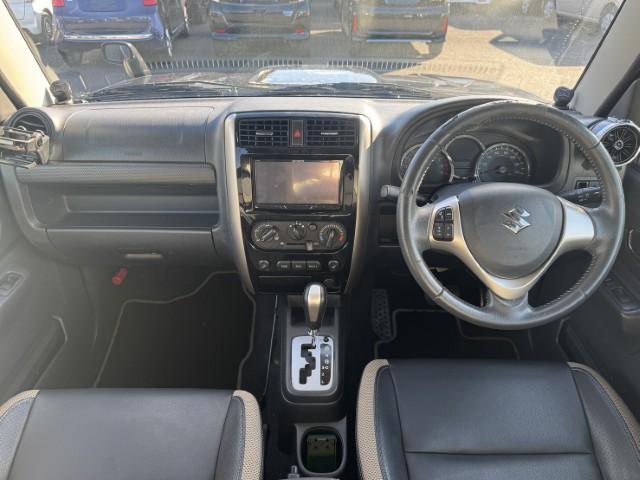 ジムニー ランドベンチャー 4WD/黒革/ディスプレイオーディオ/Bluetooth/LED/ドライブレコーダー/ETC/シートヒーター/DVD再生/イモビライザー(2枚目)