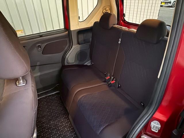 【車内清掃】お客様に気持ちよく見て頂けるよう展示車両は常に綺麗に仕上げております！