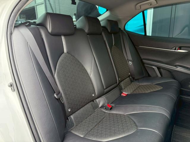 カムリ ＷＳレザーパッケージ　禁煙車　パノラミックスライディングルーフ　黒革シート　ＪＢＬサウンドシステム　メーカー純正ディスプレイオーディオ　ブラインドスポットアシスト　ヘッドアップディスプレイ　バックモニター　１８インチアルミ（12枚目）