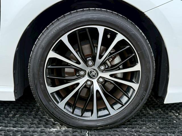 カムリ ＷＳレザーパッケージ　禁煙車　パノラミックスライディングルーフ　黒革シート　ＪＢＬサウンドシステム　メーカー純正ディスプレイオーディオ　ブラインドスポットアシスト　ヘッドアップディスプレイ　バックモニター　１８インチアルミ（29枚目）