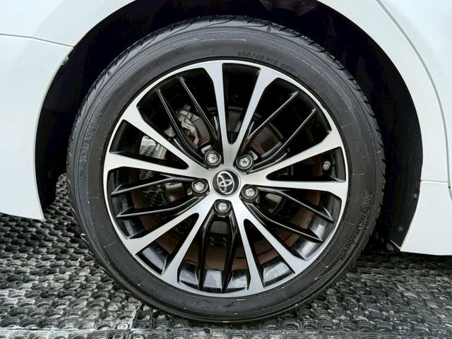 カムリ ＷＳレザーパッケージ　禁煙車　パノラミックスライディングルーフ　黒革シート　ＪＢＬサウンドシステム　メーカー純正ディスプレイオーディオ　ブラインドスポットアシスト　ヘッドアップディスプレイ　バックモニター　１８インチアルミ（30枚目）