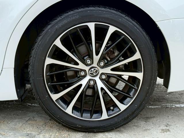 カムリ ＷＳレザーパッケージ　禁煙車　パノラミックスライディングルーフ　黒革シート　ＪＢＬサウンドシステム　メーカー純正ディスプレイオーディオ　ブラインドスポットアシスト　ヘッドアップディスプレイ　バックモニター　１８インチアルミ（31枚目）