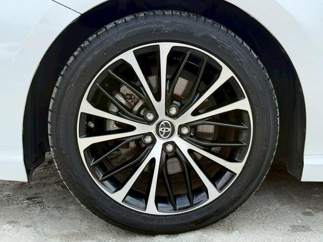 カムリ ＷＳレザーパッケージ　禁煙車　パノラミックスライディングルーフ　黒革シート　ＪＢＬサウンドシステム　メーカー純正ディスプレイオーディオ　ブラインドスポットアシスト　ヘッドアップディスプレイ　バックモニター　１８インチアルミ（32枚目）