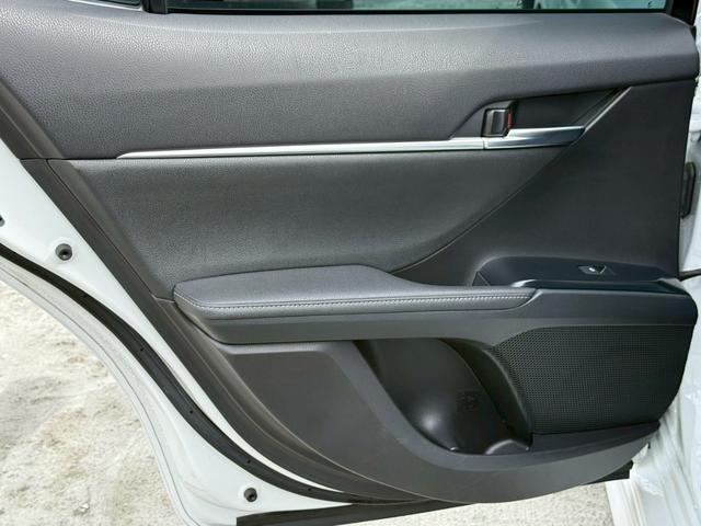 カムリ ＷＳレザーパッケージ　禁煙車　パノラミックスライディングルーフ　黒革シート　ＪＢＬサウンドシステム　メーカー純正ディスプレイオーディオ　ブラインドスポットアシスト　ヘッドアップディスプレイ　バックモニター　１８インチアルミ（36枚目）
