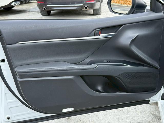 カムリ ＷＳレザーパッケージ　禁煙車　パノラミックスライディングルーフ　黒革シート　ＪＢＬサウンドシステム　メーカー純正ディスプレイオーディオ　ブラインドスポットアシスト　ヘッドアップディスプレイ　バックモニター　１８インチアルミ（37枚目）