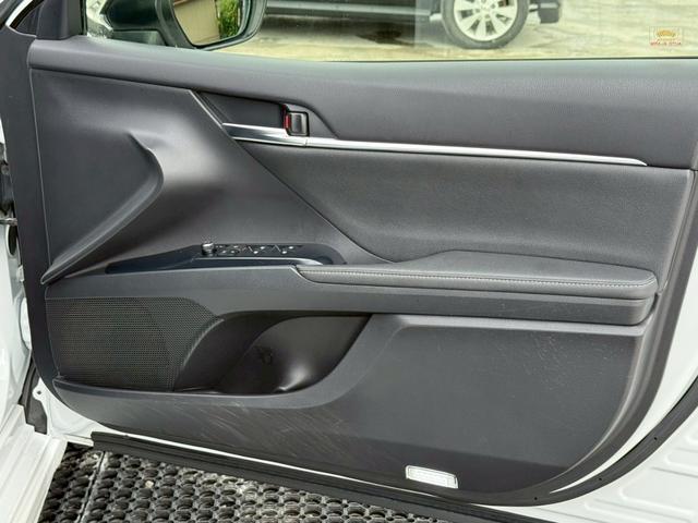 カムリ ＷＳレザーパッケージ　禁煙車　パノラミックスライディングルーフ　黒革シート　ＪＢＬサウンドシステム　メーカー純正ディスプレイオーディオ　ブラインドスポットアシスト　ヘッドアップディスプレイ　バックモニター　１８インチアルミ（38枚目）